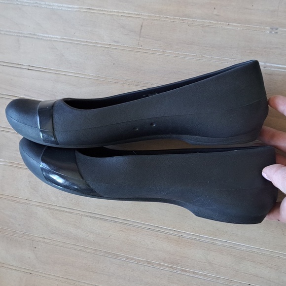 Crocs Woman’s Black Ballet Flats Lightweight Slip On Patent Strip Causal - Picture 7 of 9